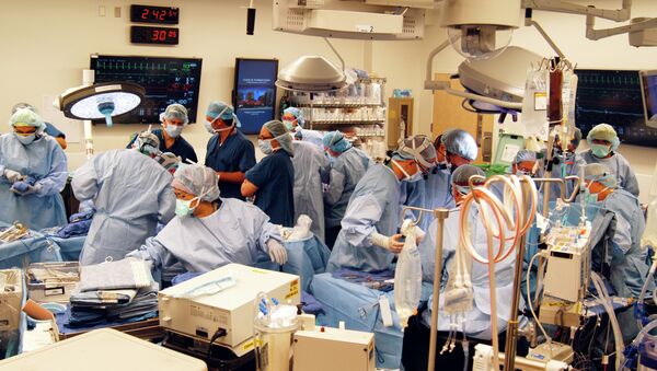It took a team of 16 surgeons 13 hours to perform the double-arm transplant at Johns Hopkins Hospital in Baltimore. - Sputnik International