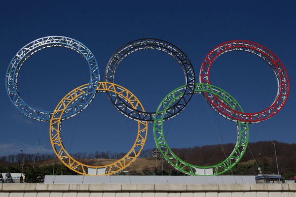 Олимпийские кольца у здания сочинского аэропорта - Sputnik International
