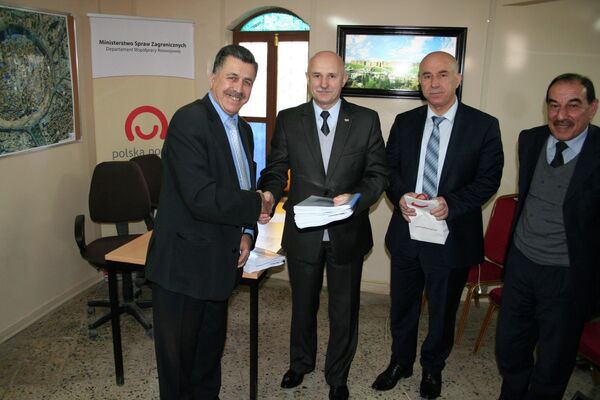 Polish Ambassador to Iraq Lech Stefaniak (center) - Sputnik International