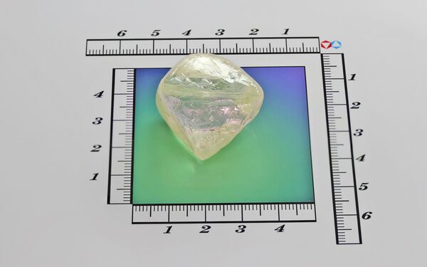 Russia’s Alrosa Finds ‘Unique’ Diamond, Tags It at $1M - Sputnik International