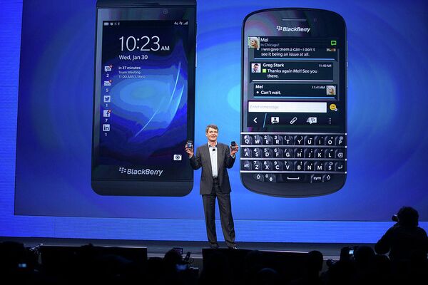 BlackBerry CEO Thorsten Heins unveils the BlackBerry Z10 and the BlackBerry Q10 at a January launch event - Sputnik International