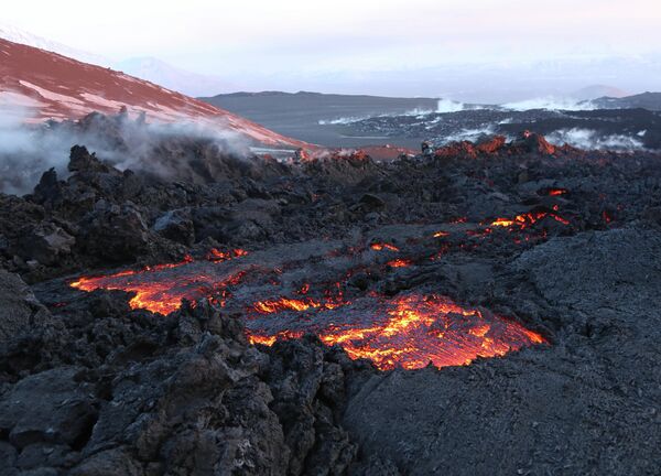 Officials Deny Lava Threatens Volcano Scientists - Sputnik International