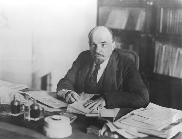 Vladimir Lenin in his office in the Kremlin in 1918. - Sputnik International