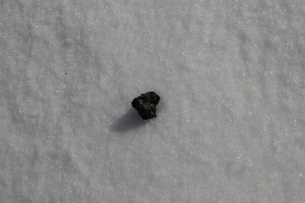 Meteorite fragments found in lake Chebarkul near Chelyabinsk, Russia - Sputnik International