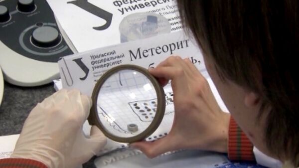 Scientists show fragments of the meteorite that struck in the Urals - Sputnik International