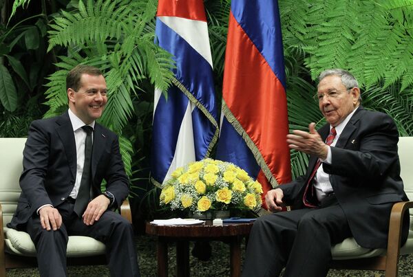 Russian Prime Minister Dmitry Medvedev and Cuban leader Raul Castro - Sputnik International