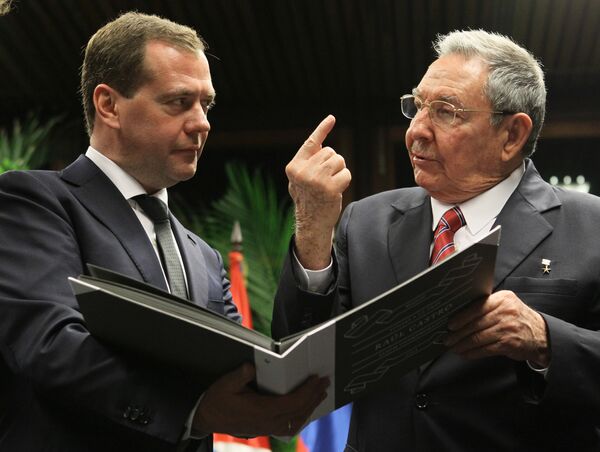 Russian Prime Minister Dmitry Medvedev and Cuban leader Raul Castro - Sputnik International