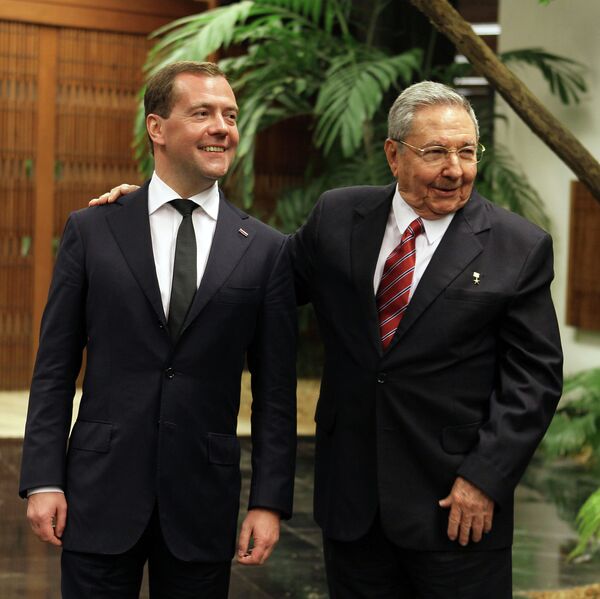 Dmitri Medvedev and Raul Castro - Sputnik International