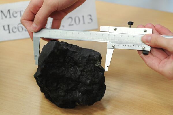 Meteorite Fragment Weighing Over 2 Lbs Found in Chelyabinsk - Sputnik International