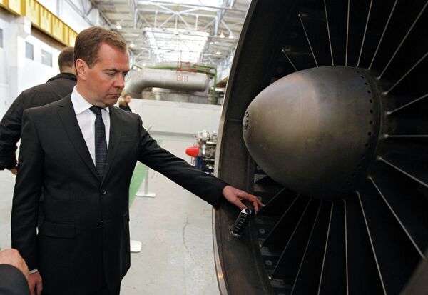 Russian Prime Minister Dmitry Medvedev at R&D Center for Russia’s Central Aviation Engine-Building Institute - Sputnik International