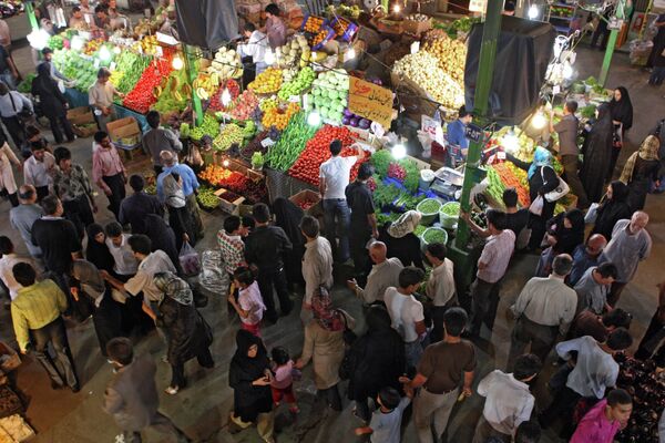 Iranians shop at Tajrish Bazaar in Tehran - Sputnik International