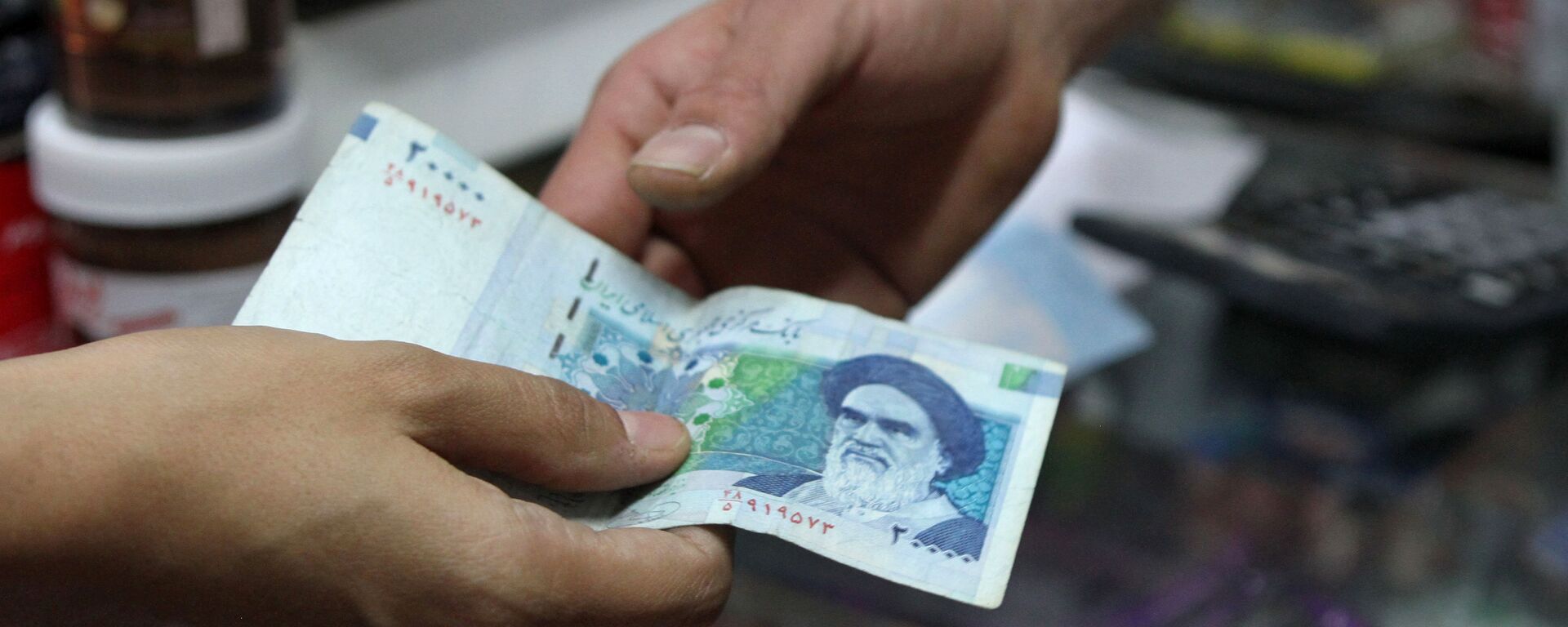 20000 rial banknote bearing a portrait of Iran's late founder of islamic Republic Ayatollah Ruhollah Khomeini - Sputnik International, 1920, 25.09.2019