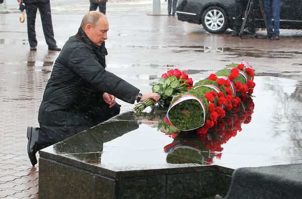 President Vladimir Putin laid flowers at a memorial to 84 soldiers killed in Chechnya - Sputnik International