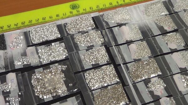 Russian Customs Detain Man with 26,000 Diamonds - Sputnik International