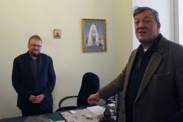 Vitaly Milonov and Stephen Fry - Sputnik International