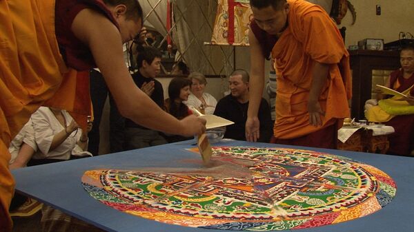 Monks Destroy Intricate Sand Mandala to Get Healed - Sputnik International