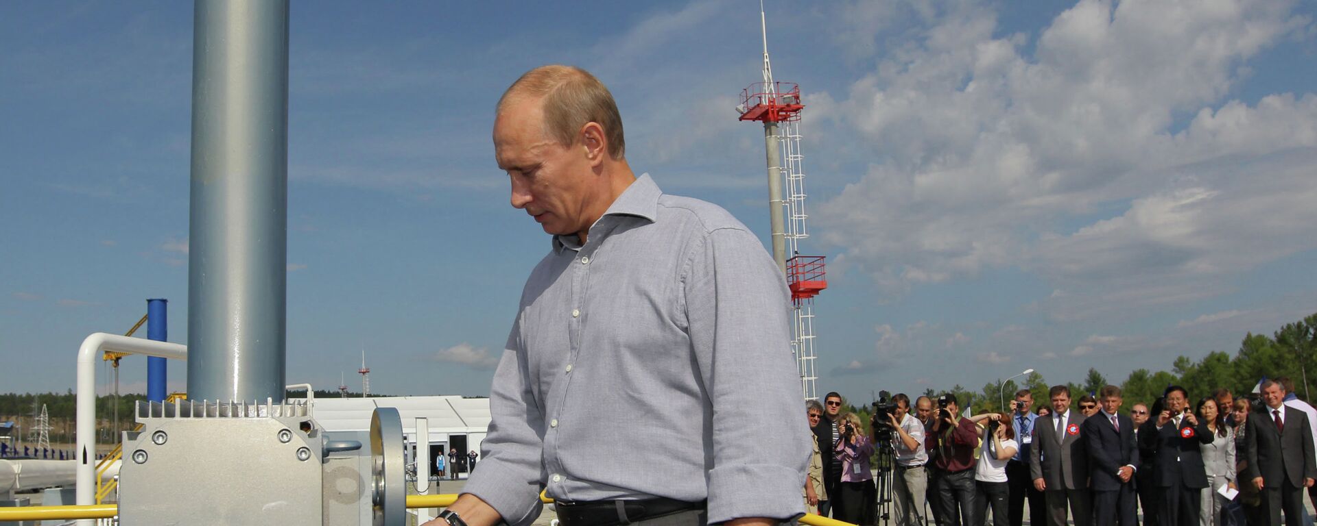 Vladimir Putin launches the Russian section of the Russian-China oil pipeline. File photo. - Sputnik International, 1920, 06.07.2022
