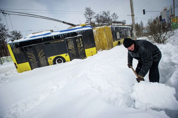 Ukraine Lines Up Over 22,000 Snow Cleaners After Massive Storm - Sputnik International