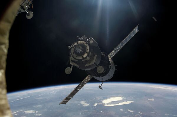 Soyuz Approaches the Space Station (Files) - Sputnik International