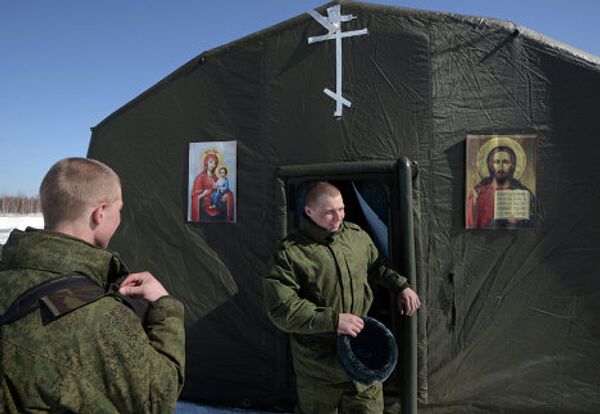 Russian Paratrooper Priests Jump with Mobile Church - Sputnik International
