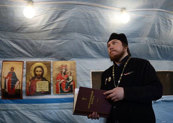 Russian Paratrooper Priests Jump with Mobile Church - Sputnik International