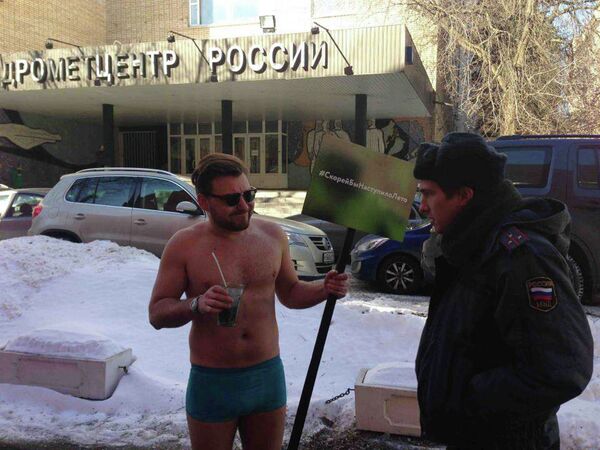Lone Man Strips in Protest at Long Moscow Winter - Sputnik International