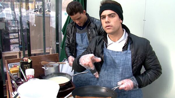 French Get ‘OK’ to Flip Crepes in Moscow Park - Sputnik International