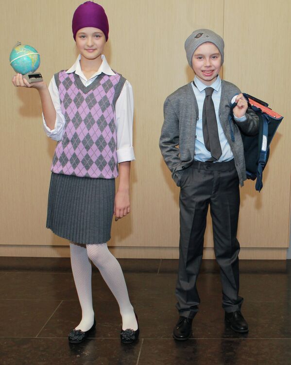 Vyacheslav Zaitsev showcases school uniform collection - Sputnik International