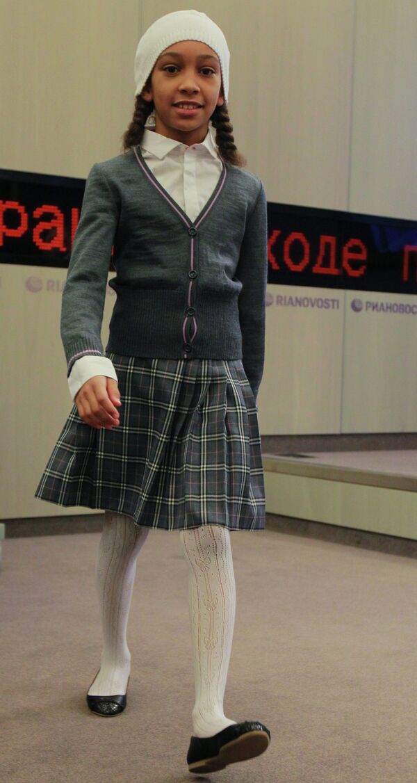Vyacheslav Zaitsev showcases school uniform collection - Sputnik International
