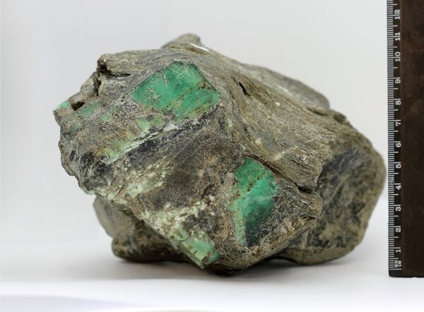 Rock Bought at Auction Reveals 1.5 Kg of Emeralds - Sputnik International