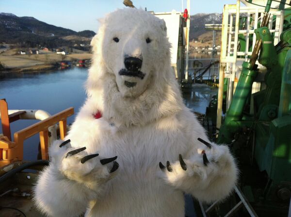 Greenpeace’s Polar Bears Board Norwegian Oil Rig - Sputnik International
