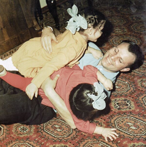 Yury Gagarin and His Family - Sputnik International
