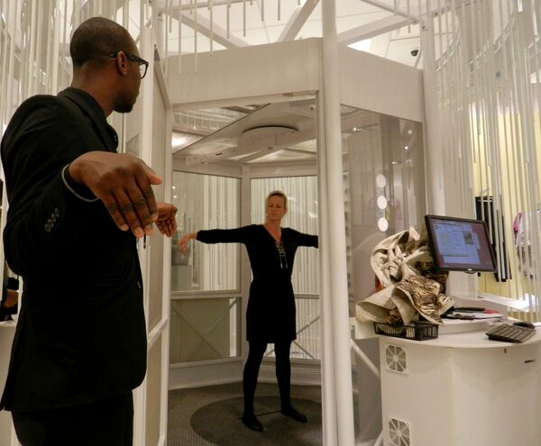 Me-Ality associate Eurnis King, left, shows customer Veronique Vonlanthen, right, how to stand for a proper sizing - Sputnik International