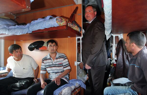 Russian Deputy Prime Minister Dmitry Rogozin inspects a train en route to Moscow from the Tajik capital of Dushanbe - Sputnik International
