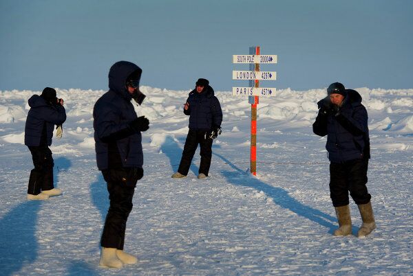 Konyukhov-Simonov Expedition Leaves North Pole for Greenland - Sputnik International