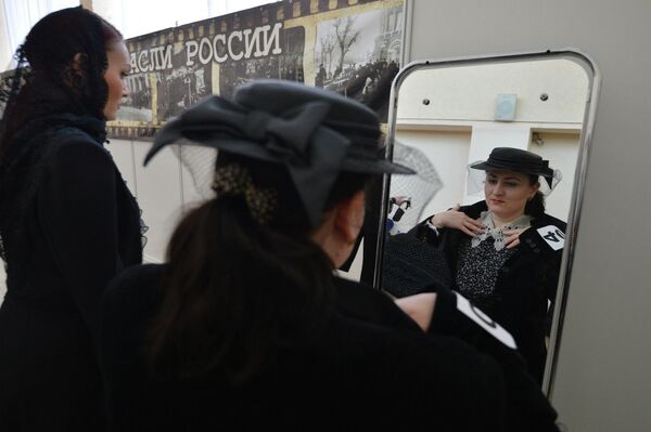 Fashion Show in Black: 20th Century Mourning Clothes Showcased in Novosibirsk - Sputnik International