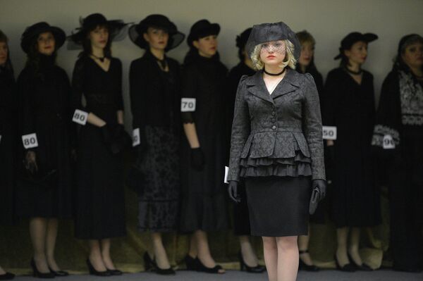 Fashion Show in Black: 20th Century Mourning Clothes Showcased in Novosibirsk - Sputnik International
