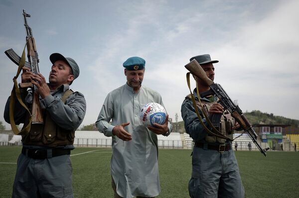 Afghan police guarding the stadium in Kabul during the football match between Soviet veterans and a local team - Sputnik International