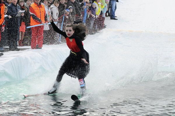 Gypsies and Zombies in the Pond Ski Competition in Krasnoyarsk - Sputnik International