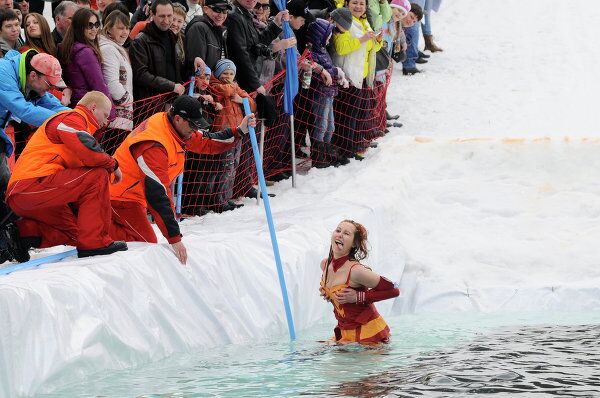 Gypsies and Zombies in the Pond Ski Competition in Krasnoyarsk - Sputnik International
