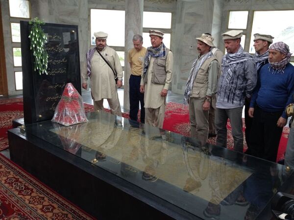 Veterans by Massoud's tomb Veterans by Massoud's tomb - Sputnik International
