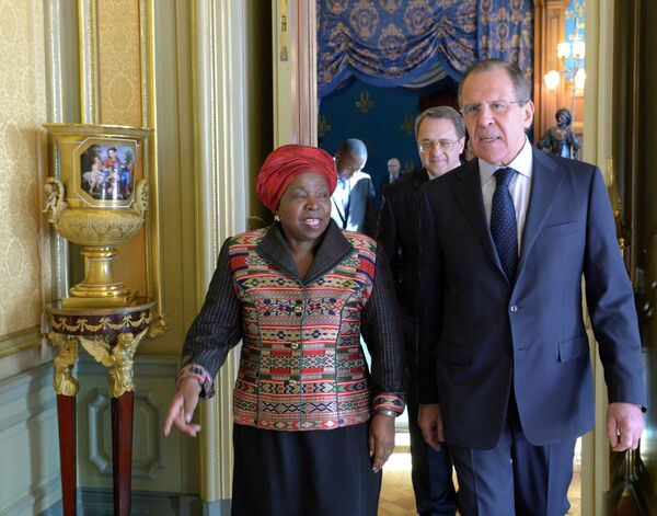 Russian Foreign Minister Sergei Lavrov with the chairperson of the African Union Commission Nkosazana Dlamini-Zuma - Sputnik International