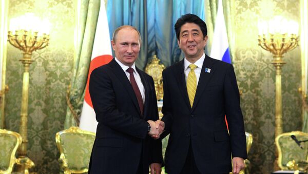 Russian President Vladimir Putin and Japanese Prime Minister Shinzo Abe - Sputnik International