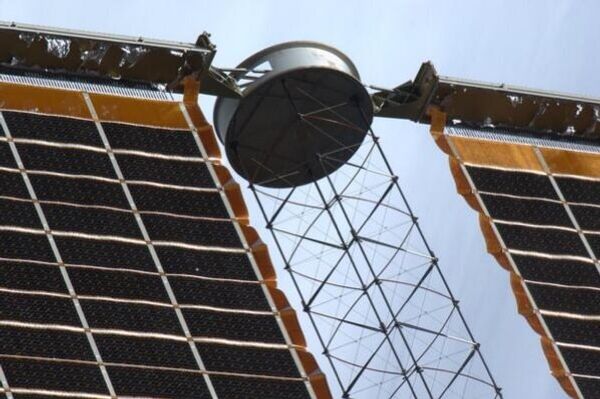 Astronaut Finds ‘Bullet Hole’ in ISS Solar Panel - Sputnik International
