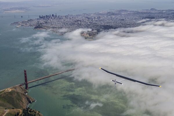 The solar-powered aircraft Solar Impulse flying over San Francisco’s Golden Gate Bridge. - Sputnik International