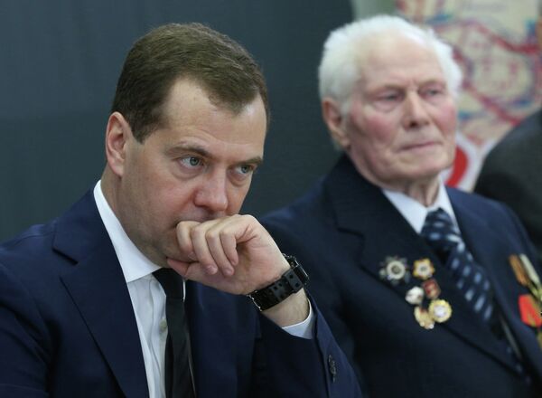 PM Medvedev Ups Russia’s Rearmament Goal to 75% by 2020 - Sputnik International