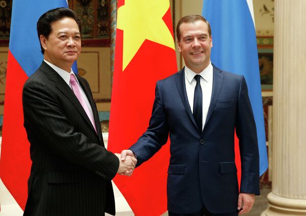 Russian Prime Minister Dmitry Medvedev with his Vietnamese counterpart Nguyen Tan Dung - Sputnik International