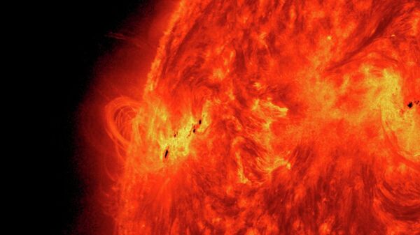 A massive solar flare erupts on May 15, 2013 as the Sun ramps up to peak solar activity. - Sputnik International