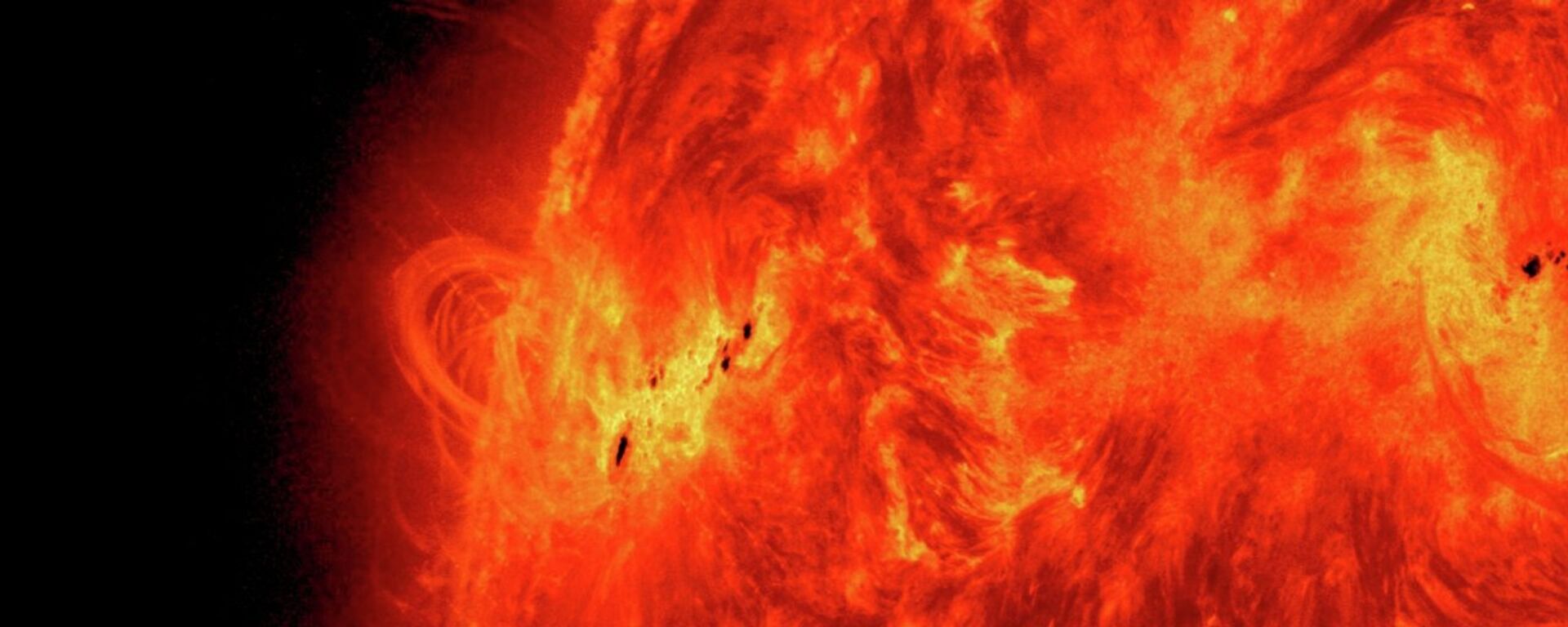 A massive solar flare erupts on May 15, 2013 as the Sun ramps up to peak solar activity. - Sputnik International, 1920, 05.11.2023