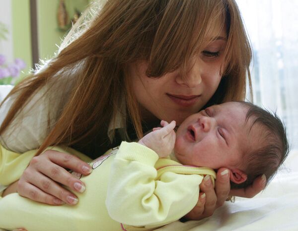 A mother with a newborn baby - Sputnik International